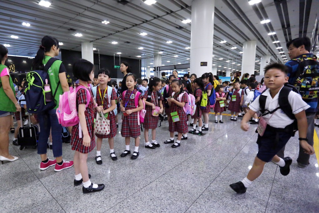 Students wait to cross the border at immigration in Shenzhen on September 1, 2015. There are about 27,000 Hong Kong cross-border pupils living on the mainland. Photo: SCMP Pictures