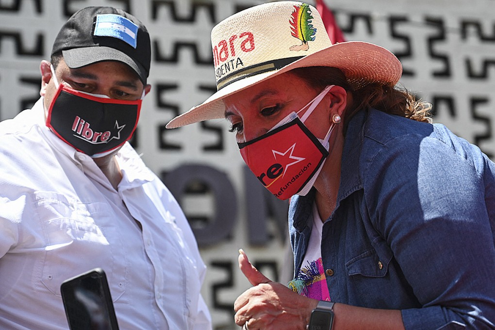 Xiomara Castro, presidential candidate for the opposition Libre party, gives a thumbs up during a September 15 protest against the Employment and Economic Development Zones launched by the government. Photo: AFP