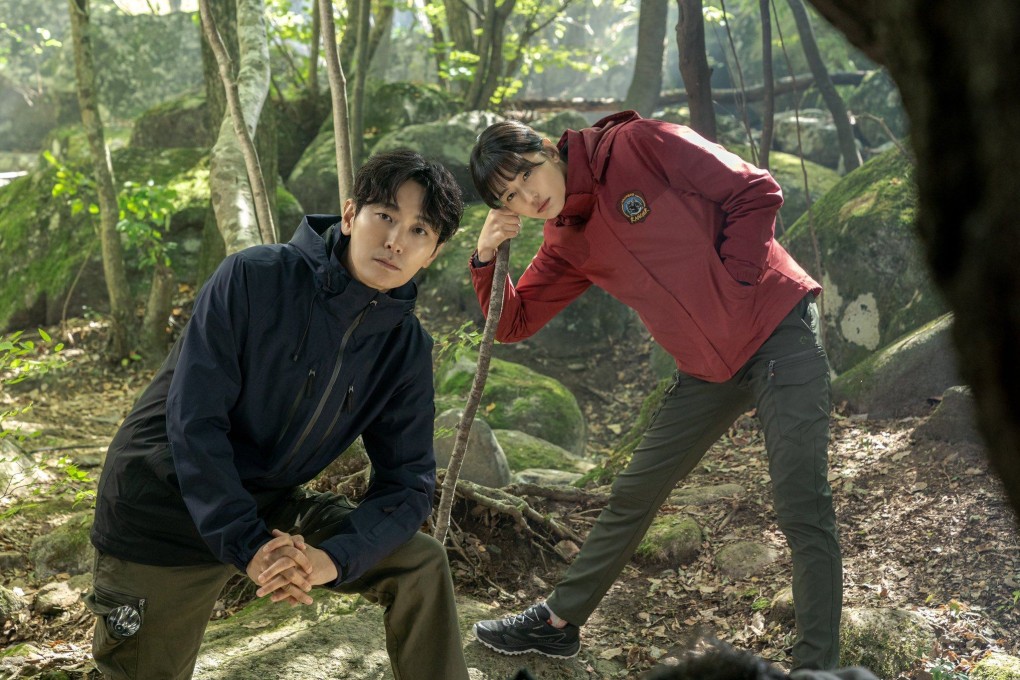 Jun Ji-hyun (right) and Ju Ji-hoon in a still from Jirisan.