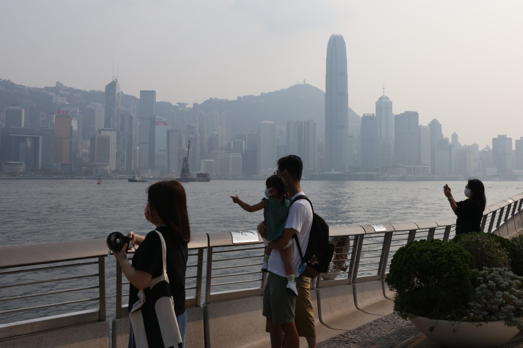 People view Victoria Harbour through air pollution on June 6.
Photo: K.Y. Cheng