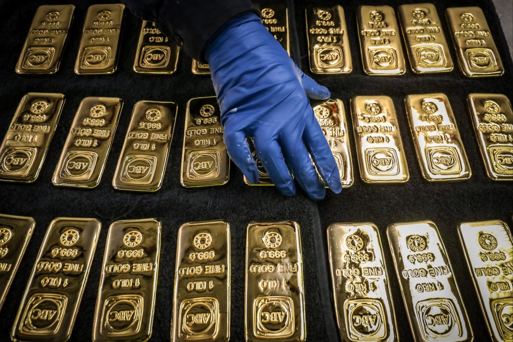 A worker handles 1kg gold bars in Sydney. Photo: Bloomberg