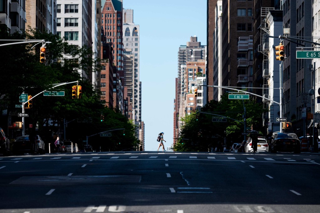 A couple cross a road in Manhattan on May 16, 2020, in New York City. Flat sales in Manhattan reached their highest level in more than three decades in the third quarter of this year. Photo: AFP