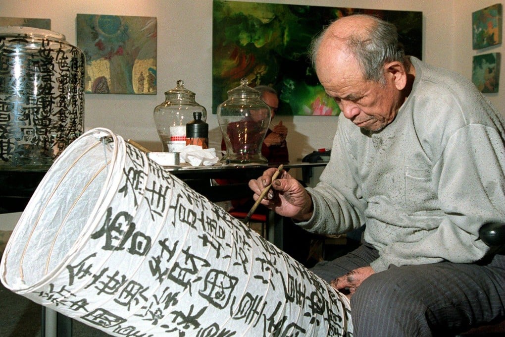 Graffiti painter Tsang Tsou-choi, also known as the King of Kowloon, prepares for a solo exhibition in 1997. Photo: Dickson Lee