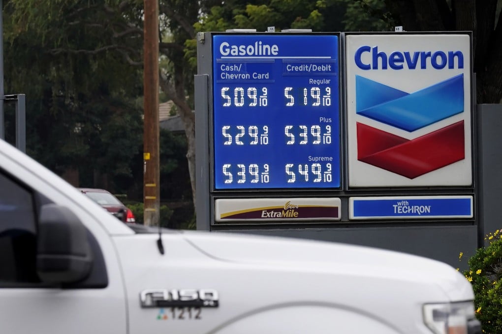 Petrol prices on display at a service station in Visalia, California, on November 16. The global surge in inflation continues apace, with the US seeing its largest year-on-year increase since 1990 in October. Photo: AP