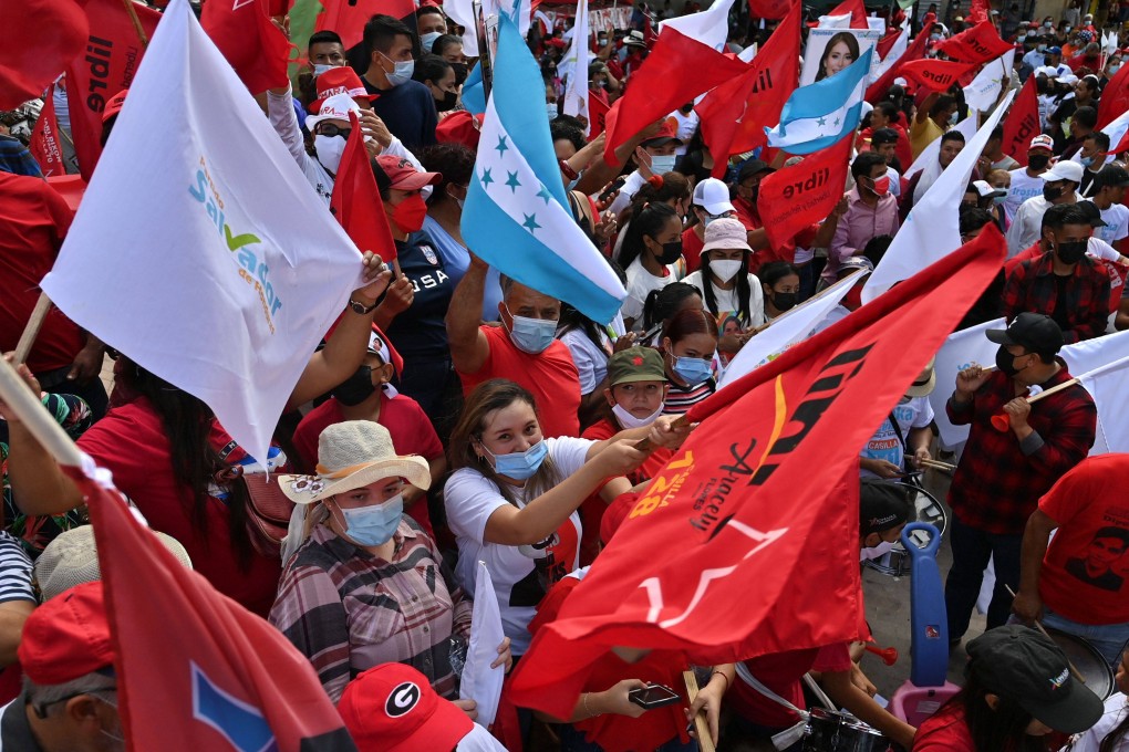 Supporters of Honduran presidential candidate for the Libertad y Refundacion (Libre) party Xiomara Castro de Zelaya take part in the campaign’s closing event, in Tegucigalpa on November 21, 2021. On November 28 Hondurans will elect a president, three vice-presidents and hundreds of other officials. Photo: AFP
