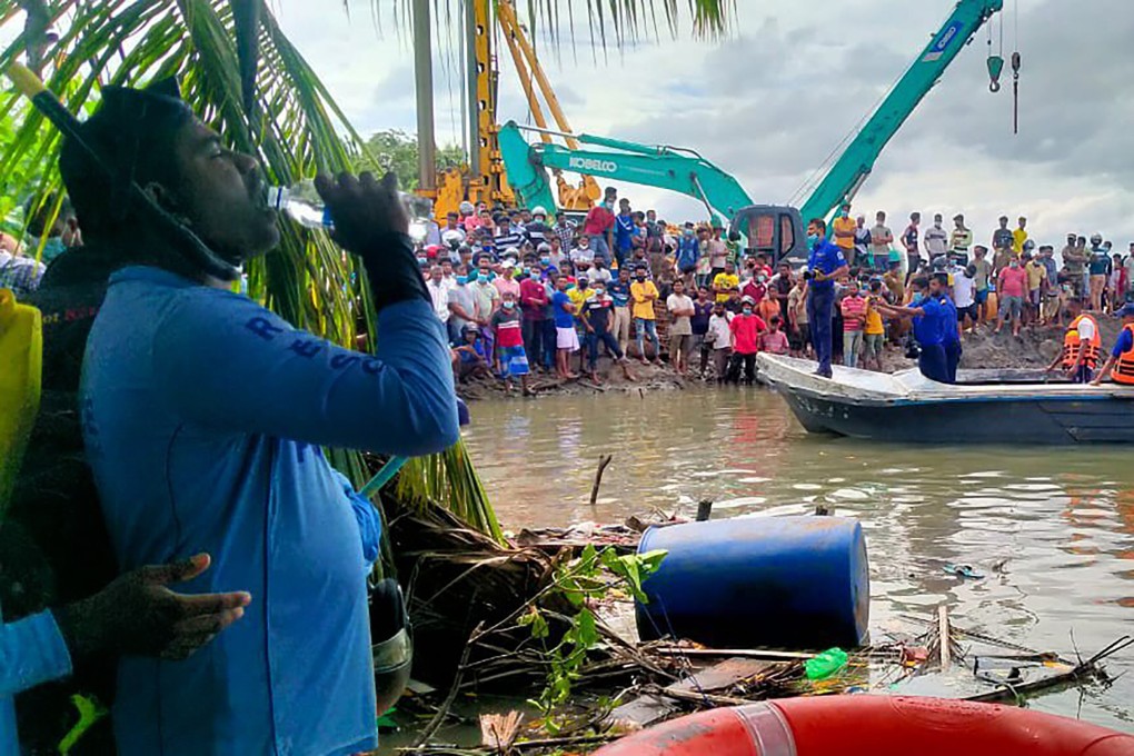 Sri Lankan police and navy personnel at work following a fatal ferry capsize in Kinniya, about 260 kilometres from Colombo on Tuesday. Photo: AP