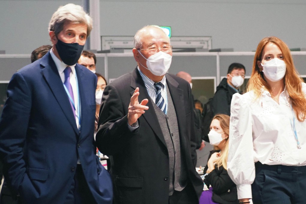 US climate envoy John Kerry (left) and his Chinese counterpart Xie Zhenhua talk during the UN climate change conference in Glasgow, Scotland, on November 13. Photo: Kyodo