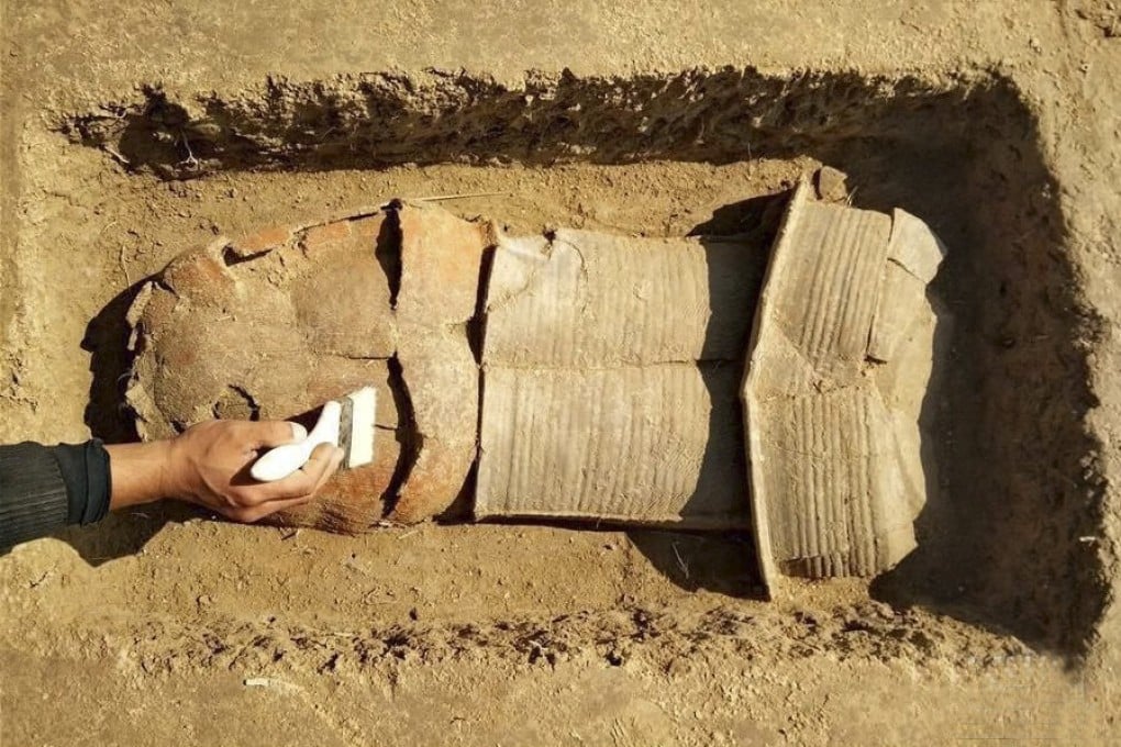 Archaeologists uncover an ancient Chinese burial vessel for children in 2016. Photo: Xinhua