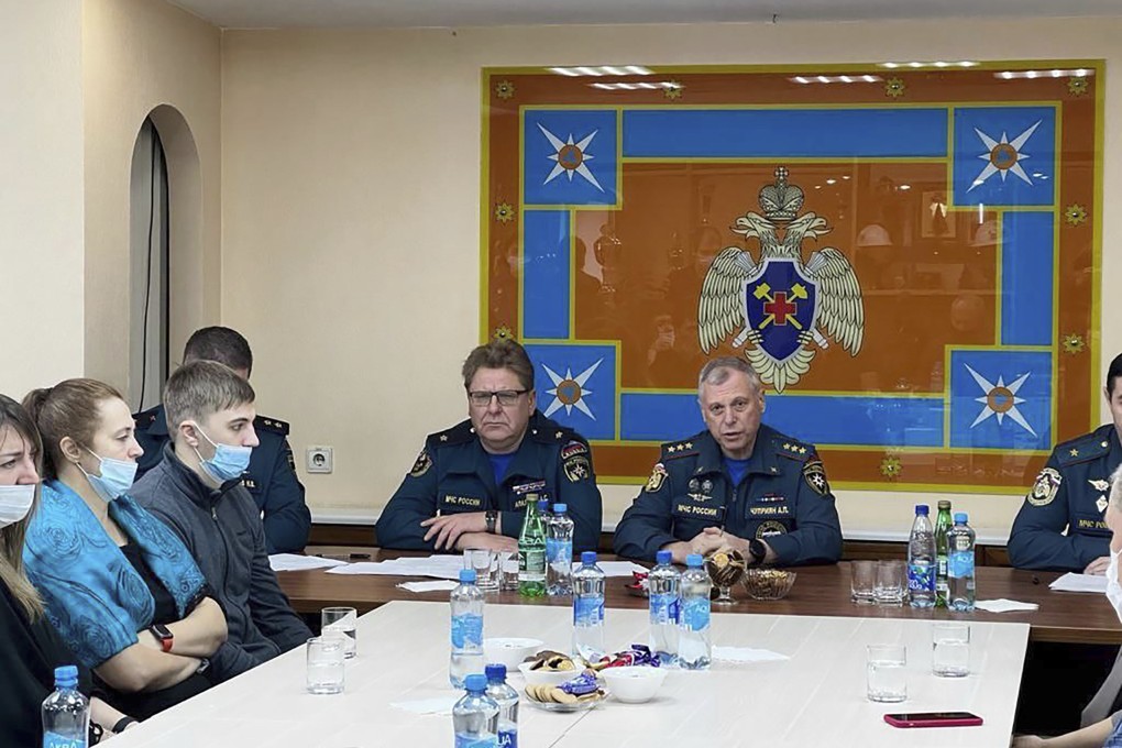 Russian Acting Minister of Emergency Situations Aleksandr Chupriyan, right, speaks during a meeting with relatives of rescuers who died during a rescue operation at the Listvyazhnaya coal mine, in Kemerovo, about 3,000 kilometres (1,900 miles) east of Moscow, Russia, on Saturday. Photo: AP