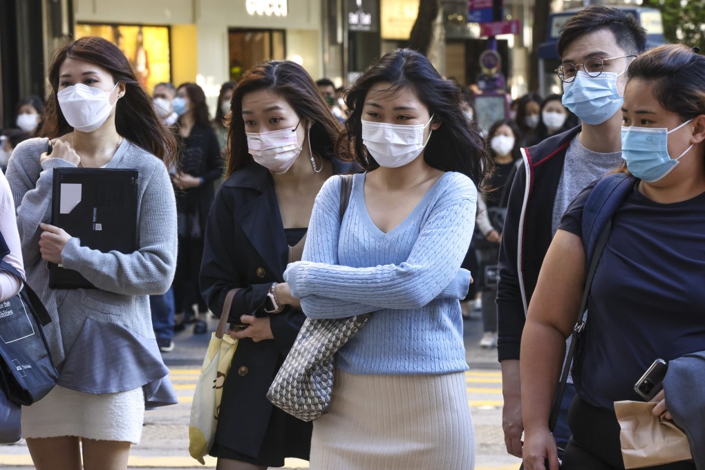 Hongkongers in Central on their way to work. The city is expecting colder, drier conditions in the coming week. Photo: K. Y. Cheng
