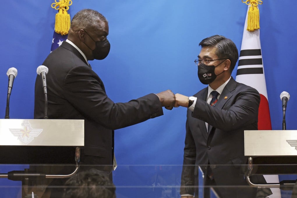 US Defence Secretary Lloyd Austin bumps fists with South Korean Defence Minister Suh Wook on December 2, 2021. Photo: AP