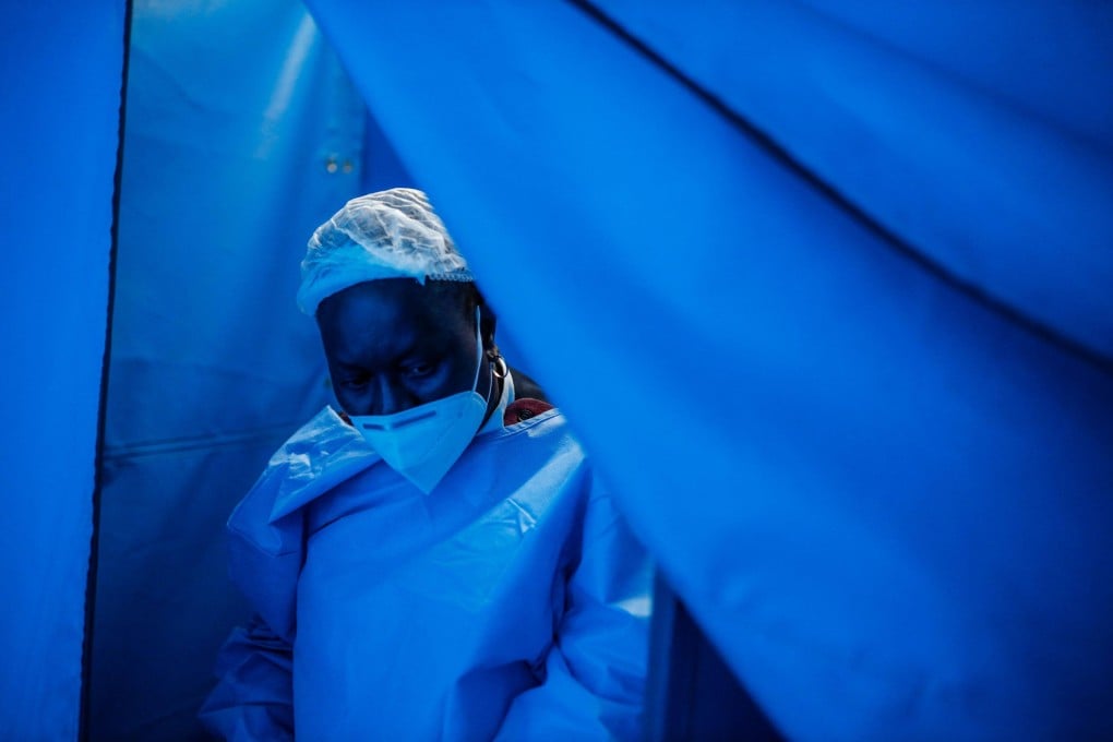 South African nurse during outbreak of strongly transmissible Omicron variant. Photo: AFP.
