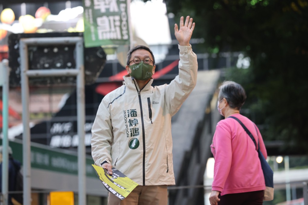 Independent candidate Jason Poon Chuk-hung distributes leaflets to residents in Tai Koo Shing on Wednesday. Photo: May Tse