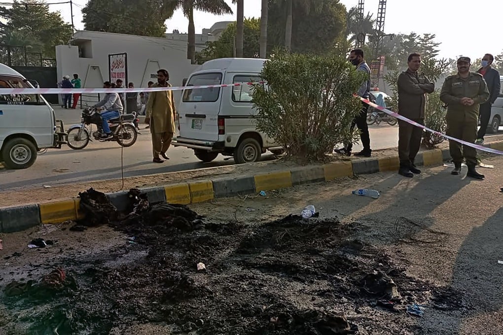 Police officers stand guard at the site where a Sri Lankan citizen was lynched by a Muslim mob in Pakistan over allegations of blasphemy. Photo: AP