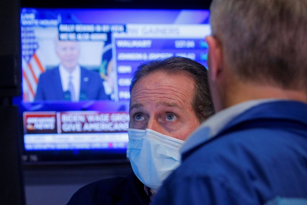 Traders work on the floor of the New York Stock Exchange (NYSE) in New York City, U.S., December 3, 2021.  REUTERS/Brendan McDermid