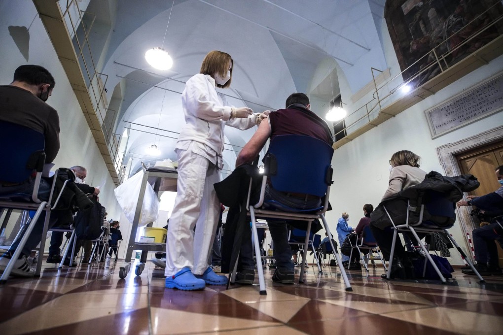 People get vaccinated against Covid-19 in Rome, Italy. Photo: ANSA via ZUMA Press/dpa