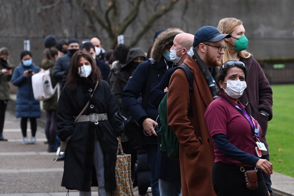 People queue up for Covid-19 booster jabs in London.  Photo: EPA-EFE