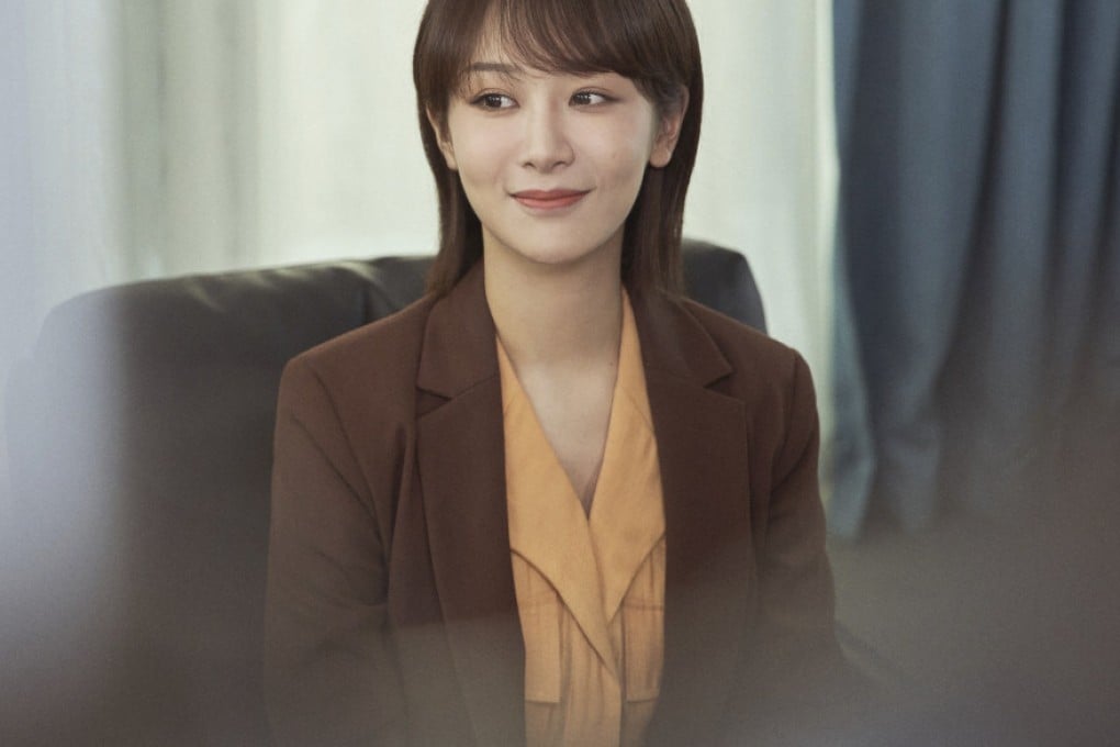 Yang Zi plays psychologist He Dun in popular Chinese TV drama series Psychologist.