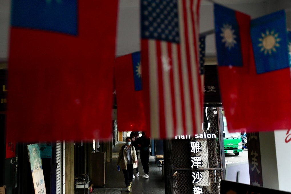 People walk past Taiwan and US flags displayed on a street in Taipei, Taiwan, November 24, 2021. Photo: EPA-EFE