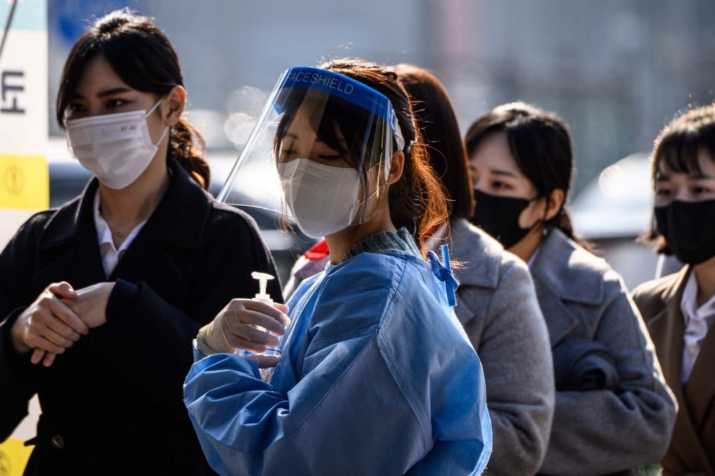 People queue to take PCR tests at a Covid-19 testing centre in Seoul on December 8, 2021. Photo: AFP