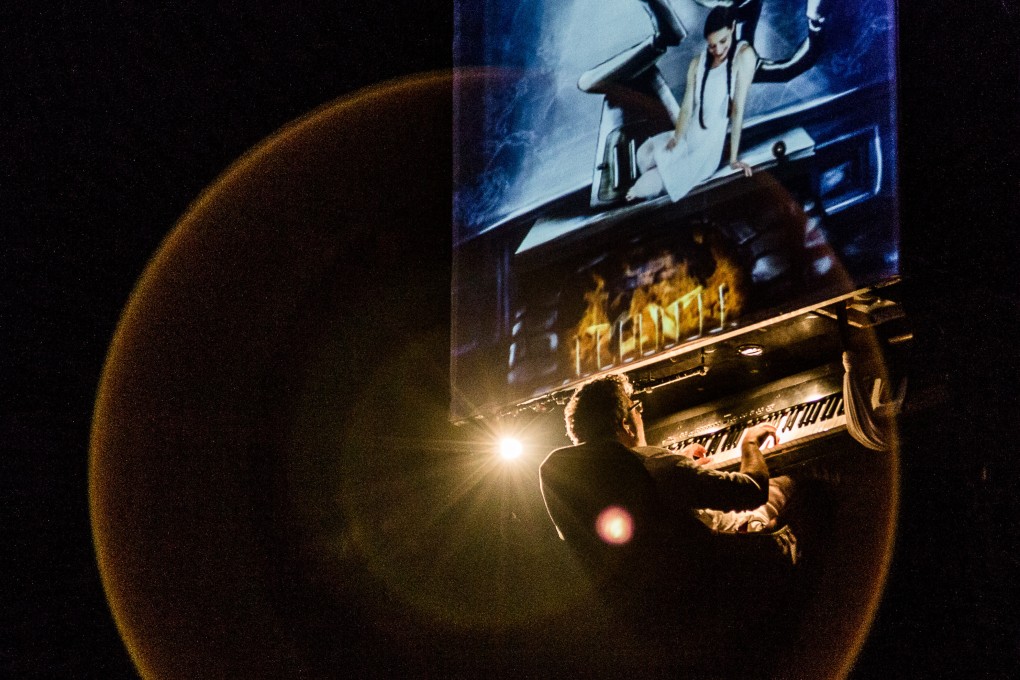 Spanish circus duo David Moreno Cia and Cristina Callejaare bring their aerial performance Flotados to Asia for the first time at Tai Kwun’s Circus Plays.