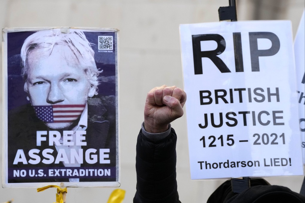 Julian Assange supporters protest in front of the High Court in London on December 10, 2021. Photo: AP