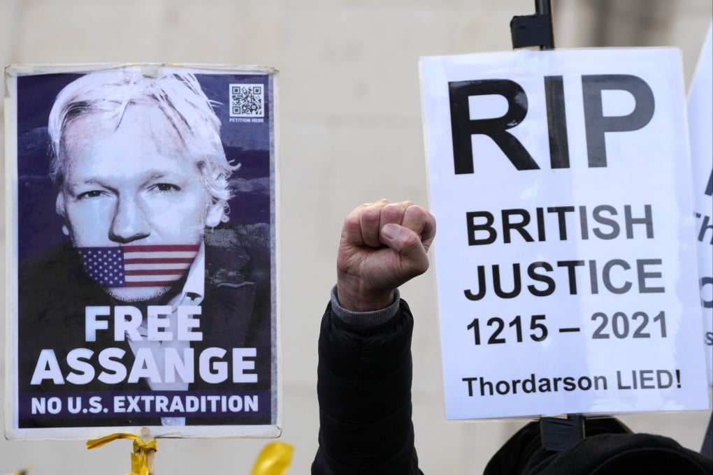 Julian Assange supporters protest in front of the High Court in London on December 10, 2021. Photo: AP