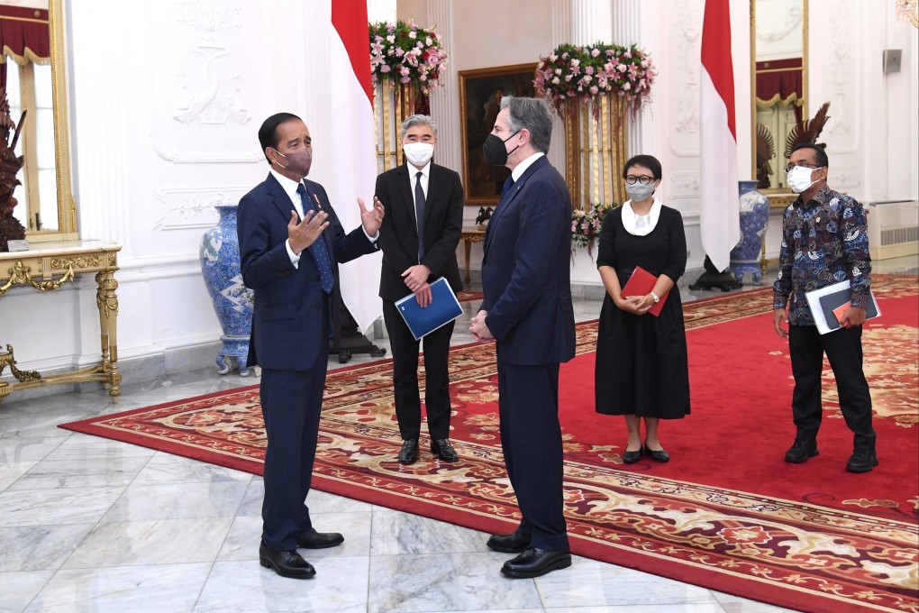 Indonesian President Joko Widodo speaks to US Secretary of State Antony Blinken as US Ambassador to Indonesia Sung Y. Kim, Indonesian Foreign Minister Retno Marsudi and Indonesian State Secretary Pratikno look on. Photo: Handout via Reuters