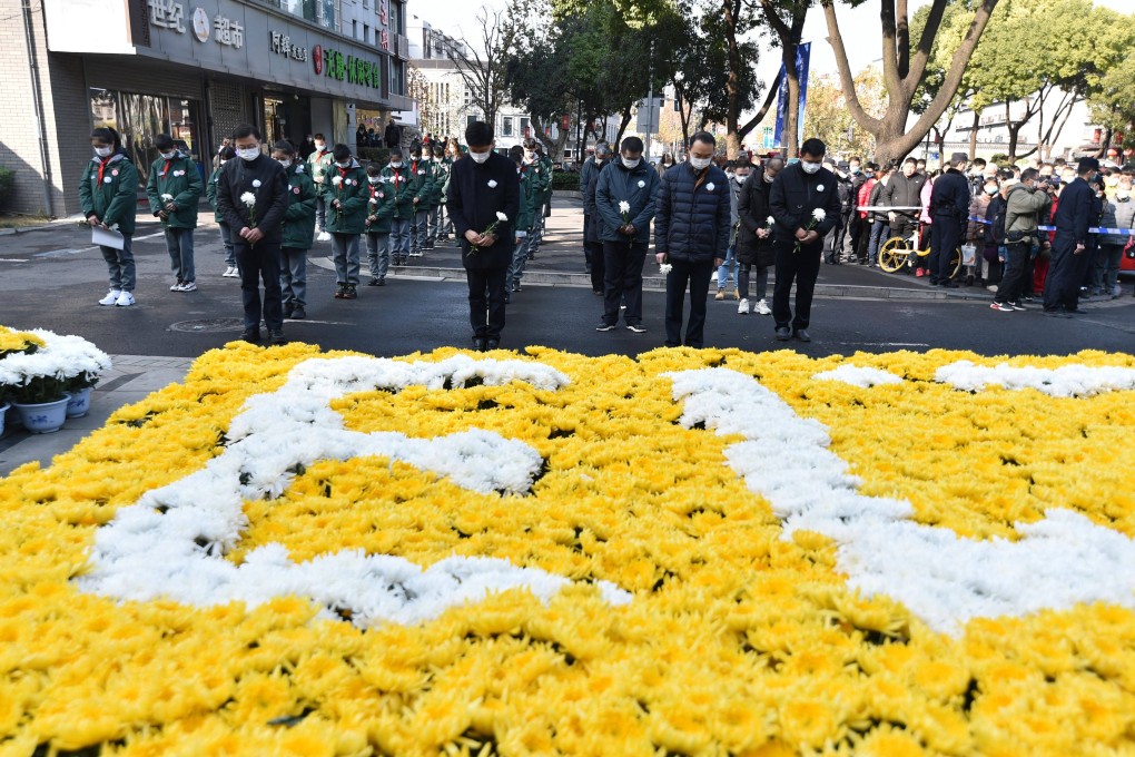 Local residents mark a minute of silence in front of a memorial to mark China’s National Memorial Day for Nanking massacre victims in Nanjing, in China’s eastern Jiangsu province on December 13, 2021. Photo: AFP