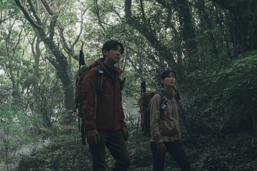 Ju Ji-hoon (left) and Jun Ji-hyun in a still from Jirisan.