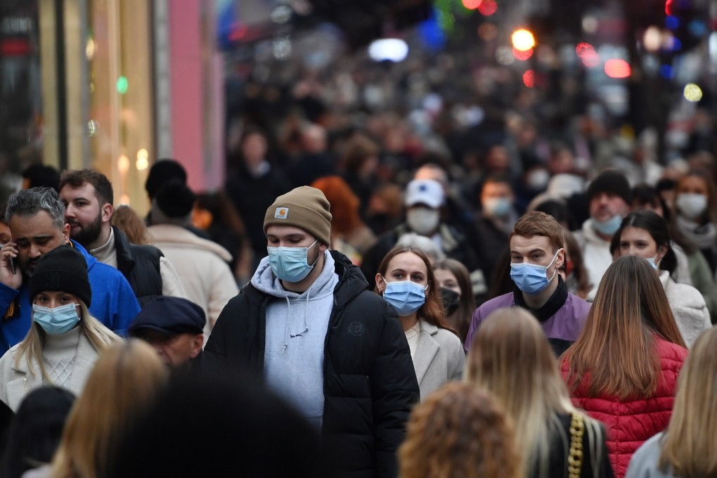 Shoppers on Oxford Street in London, Britain on December 18. Photo: EPA-EFE