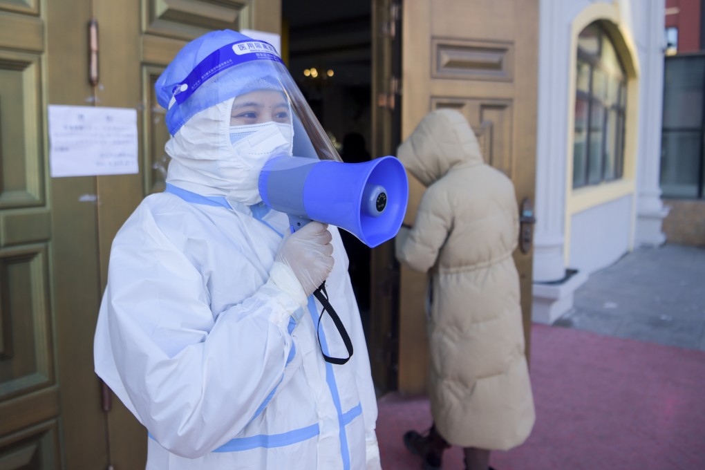 A volunteer guides residents to take Covid-19 tests in the northern border city of Manzhouli. Photo: Xinhua