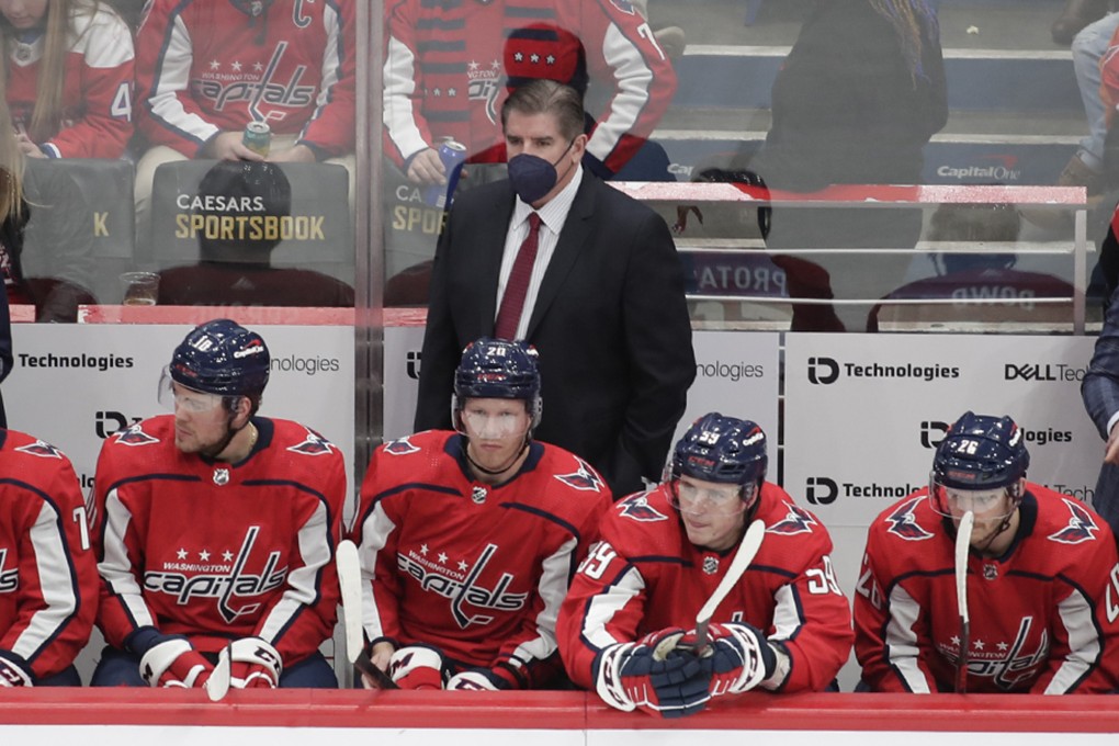 Washington Capitals head coach Peter Laviolette wears a mask during his team’s game against the Los Angeles Kings. Photo: AP