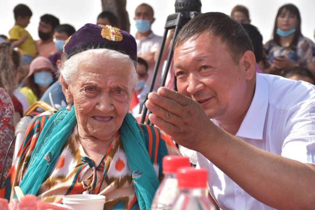 Alimihan Seyiti (left) talks with her grandson at her 134th birthday party in Shule County, northwest China’s Xinjiang Uygur Autonomous Region, on June 25, 2020. Photo: Xinhua