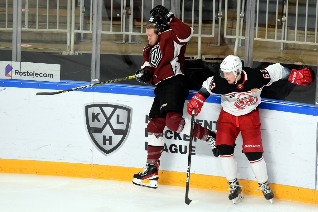 Dinamo Riga’s Lukas Radill (left) vies with HC Vityaz Moscow Region’s Igor Rydchenko during the 2021-2022 Kontinental Hockey League. Photo: Xinhua