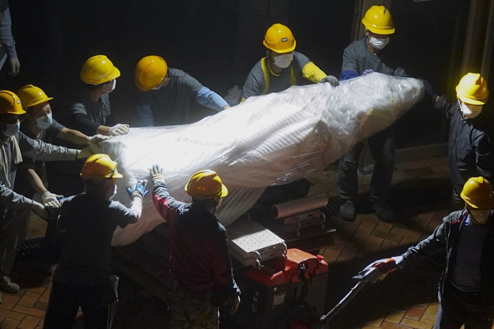 Workers remove a section of the Pillar of Shame early on Thursday morning. The statue, which had been on the HKU campus since 1997, paid tribute to the victims of 1989’s bloody Tiananmen Square crackdown. Photo: Sam Tsang