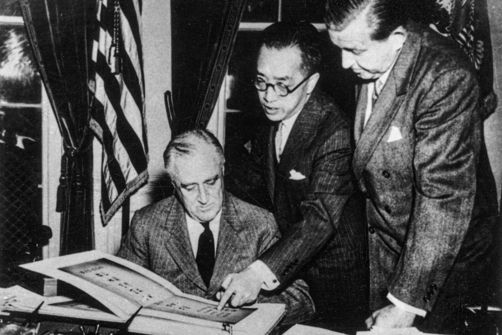 In 1941 Hu Shih (centre) shows Franklin D. Roosevelt a document with more than 10,000 Chinese signatures to condemning Japan’s invasion of China. Photo: The Commercial Press