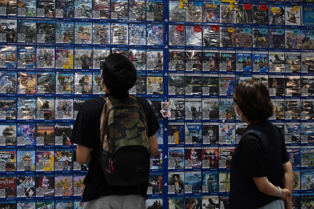 Customers browse computer games at a store in Beijing on September 10, 2021, days after Chinese officials summoned gaming enterprises including Tencent and NetEase, the two market leaders in China’s multibillion-dollar gaming scene, to discuss further curbs on the industry. Photo: AFP