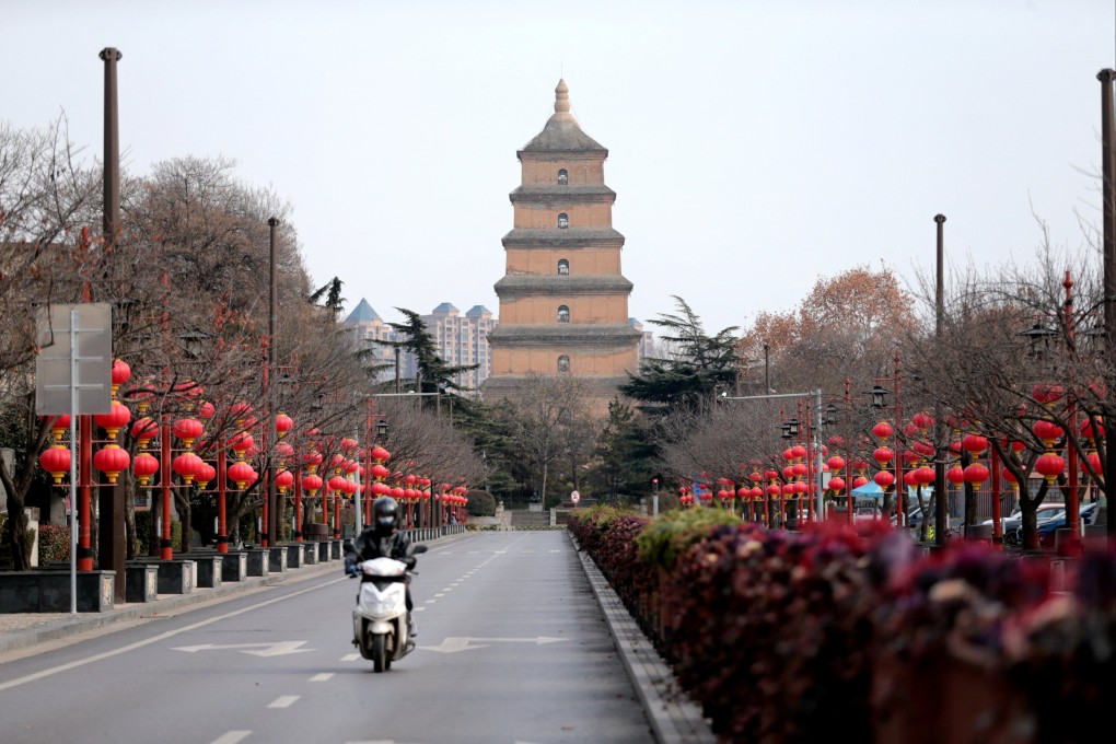 A rider travels on an empty road in Xian, capital of northwestern Shaanxi province, on December 26, 2021, following lockdown measures to curb the spread of Covid-19 infection in the city. Photo: Reuters