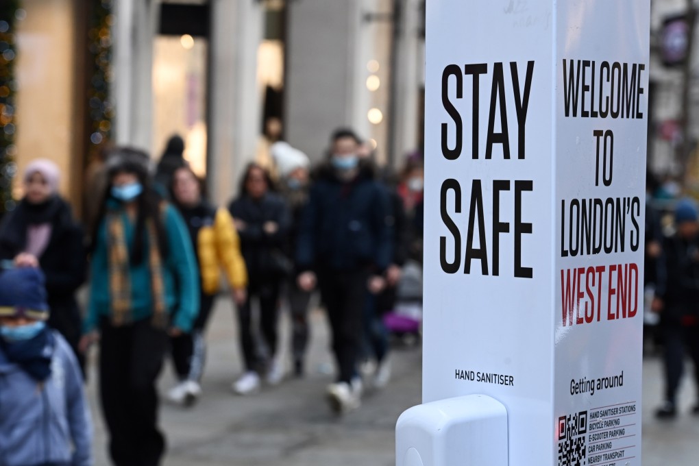 Pedestrians on Oxford Street in London, Britain on December 28. Photo: EPA-EFE