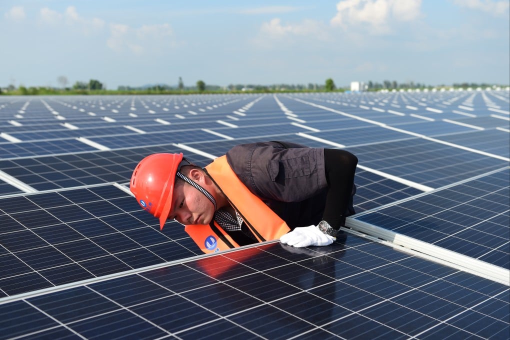 An engineer conducts maintenance work at a floating solar farm in the Panji district of Huainan, Anhui Province, on July 20, 2021. Photo: Xinhua