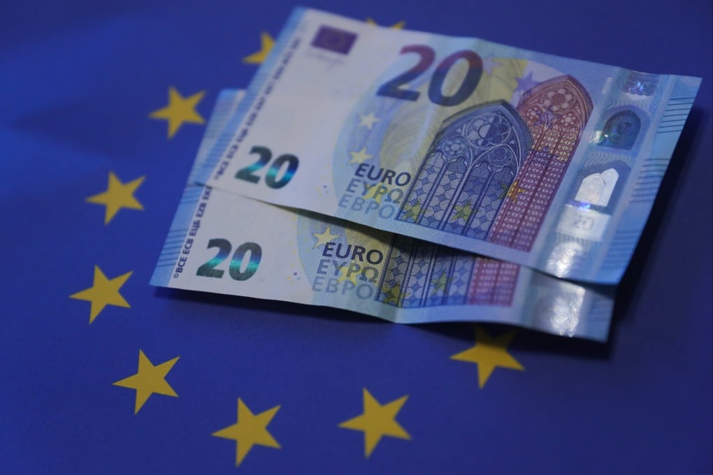 At the turn of the year 2001-02, the euro was introduced in 12 European countries in the form of notes and coins. Photo: Xinhua