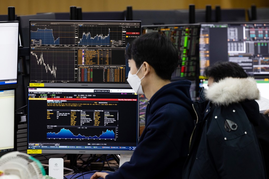 Traders working in a brokerage in Seoul on January 3 as virus concerns dominate sentiments. Photo: Bloomberg