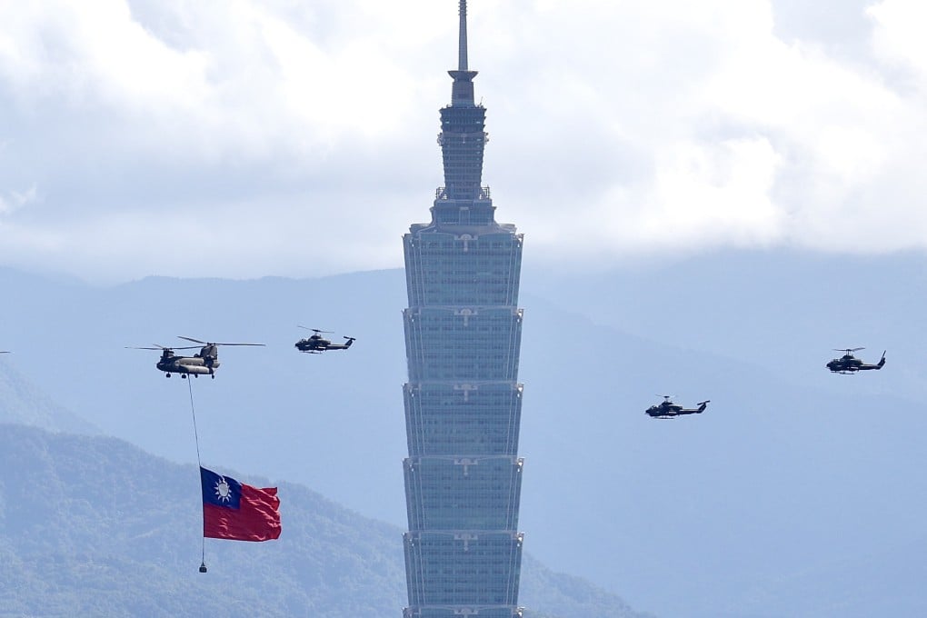 A Chinook helicopter hoists a giant Taiwan flag as they fly near the Taipei 101 tower in Taipei. Photo: EPA-EFE