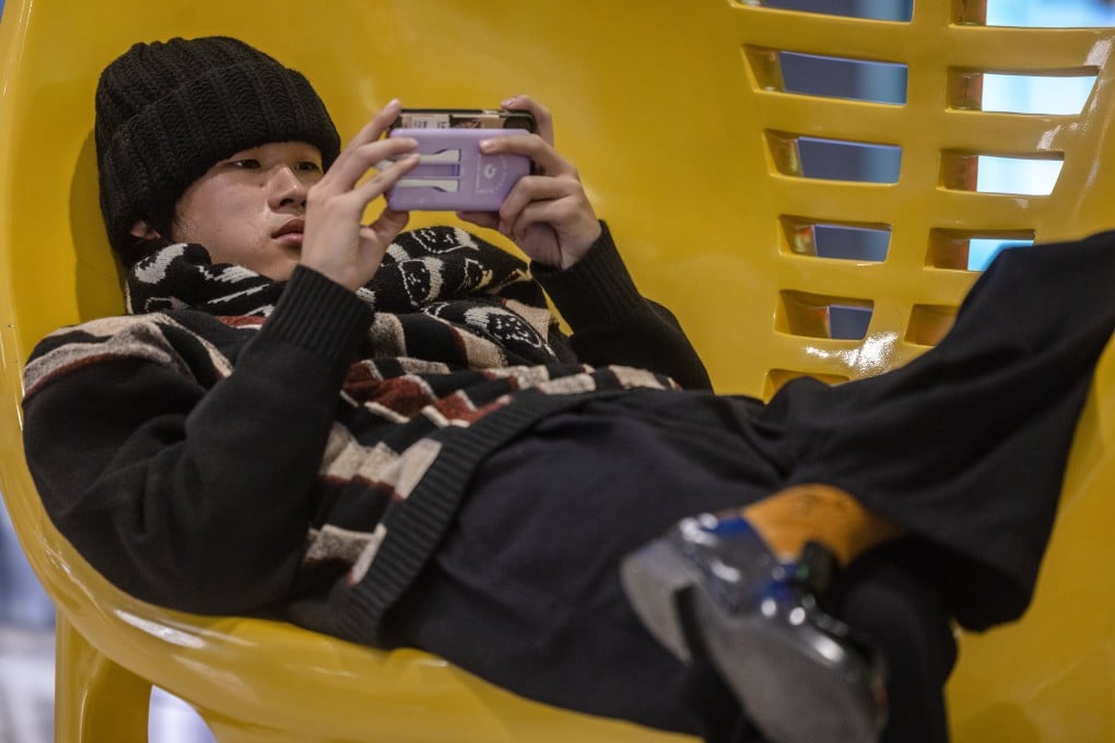 A man uses his mobile phone in the shopping mall in Shanghai, China, 05 January 2022. Photo: EPA-EFE