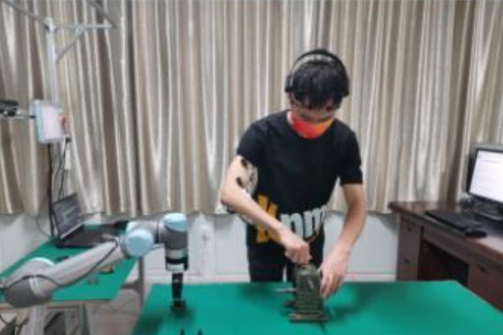 Mind-reading robot works with a volunteer in a product assembly experiment. Photo: Dong Yuanfa, Intelligent Manufacturing Innovation Technology Centre, China Three Gorges University