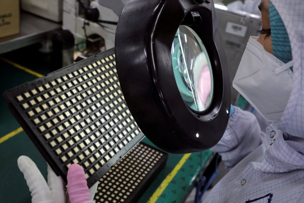 A worker inspects semiconductors at the chip packaging firm Unisem in Ipoh, Malaysia, October 15, 2021. Photo: Reuters