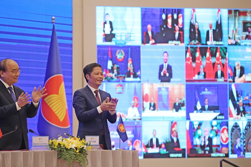 Vietnam’s Prime Minister Nguyen Xuan Phuc (left) and Minister of Industry and Trade Tran Tuan Anh celebrate the signing of the Regional Comprehensive Economic Partnership (RCEP) in Hanoi, Vietnam, on November 15, 2020. Photo: EPA-EFE