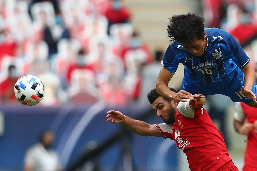 Siamak Nemati (left) of Persepolis and Won Du-jae of Ulsan Hyundai clash during the 2020 AFC Champions League final in Qatar. Photo: Getty Images
