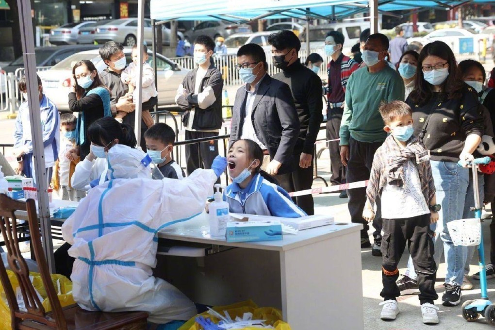 Shenzhen residents line up for Covid-19 tests at a mobile testing site. Photo: Weibo